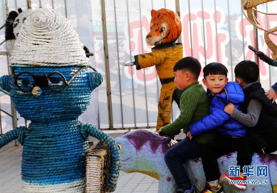 萌味十足的“草繩卡通人”