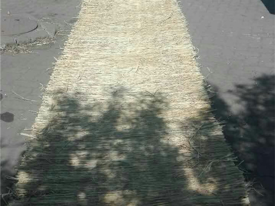 品質(zhì)第一：如何確保選擇優(yōu)質(zhì)的草苫廠家？