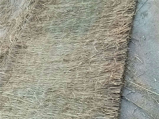 如何根據(jù)防腐性能選擇草苫規(guī)格？助您選購耐用產(chǎn)品
