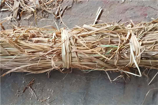 鋼廠鐵路運(yùn)輸防滑加固稻夫草支墊的定期檢查(稻草墊厚度不得小于且壓實后不得小于10mm) 鋼廠鐵路運(yùn)輸防滑加固稻夫草支墊的定期檢查(稻草墊厚度不得小于且壓實后不得小于10mm)