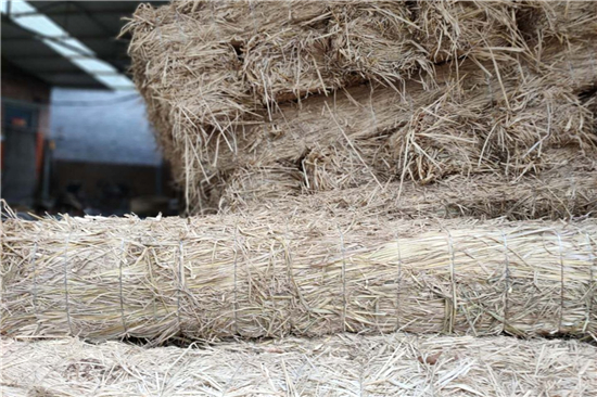稻夫草支墊在鐵路運(yùn)輸裝載加固中的技術(shù)突破(稻草墊一般鋪墊于貨物與車(chē)地板間)