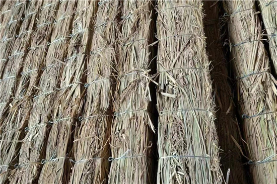 稻夫草支墊在鐵路運(yùn)輸中對貨物的穩(wěn)固支撐(稻草墊一般鋪墊于貨物與車地板間) 稻夫草支墊在鐵路運(yùn)輸中對貨物的穩(wěn)固支撐(稻草墊一般鋪墊于貨物與車地板間)